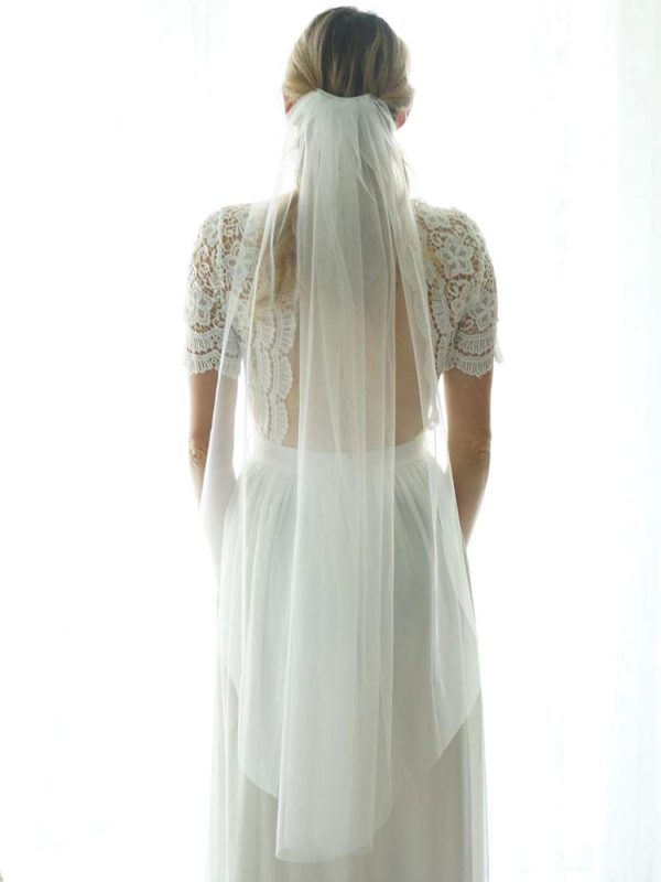 1 Tier Bride Wedding Veil Ivory Fingertip Bridal Tulle Veil with Comb and Cut Edge (White)